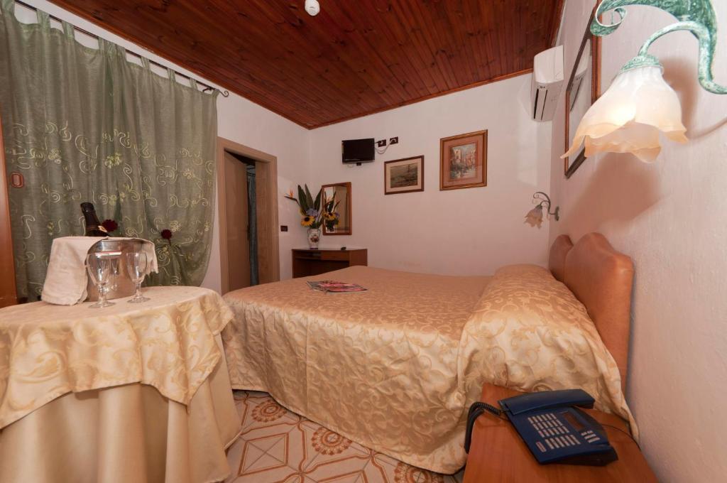 Hotel Villa Franca Forio  Room photo